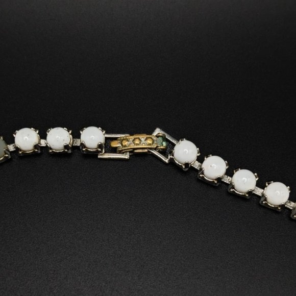 VINTAGE Milk White Opaque Prong Set Stone Necklace - Picture 6 of 9